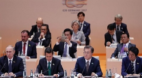 South Korean President Moon Jae-in (front row, second from R) attends the first session of the G20 summit in Hamburg, Germany on July 7, 2017. (Yonhap)