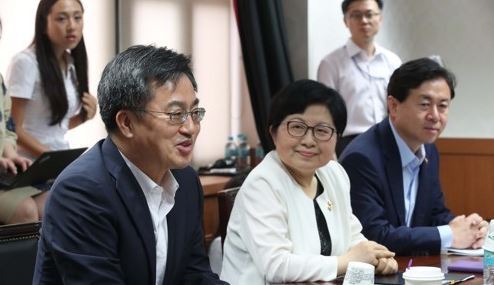 South Korea's Finance Minister Kim Dong-yeon (L) speaks at a policy meeting in Seoul on July 12, 2017. (Yonhap)