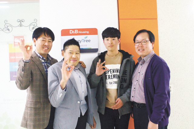 에너지트리 협동조합원들이 OK사인을 하며 사진을 찍고 있다.
