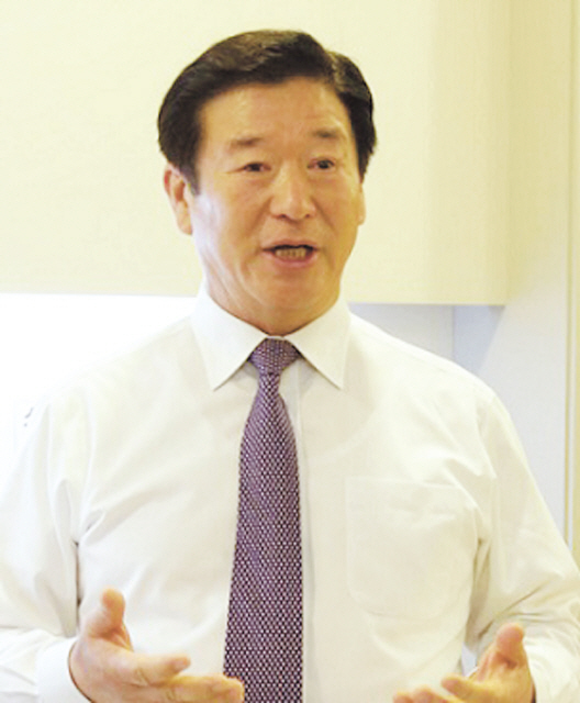 김경수 에몬스 회장이 인천 본사 전시장에서 올해 신제품 계획과 경영방향에 대해 설명하고 있다.