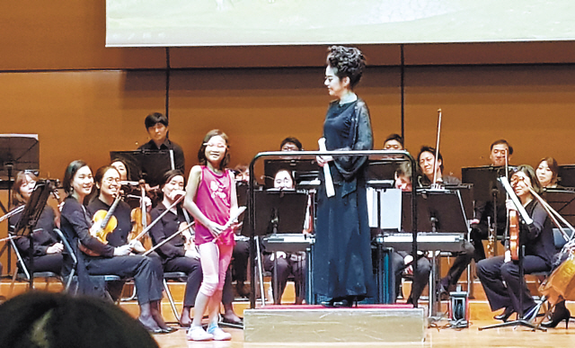 광명시가 지난 8일 2017년 세 번째 특별기획공연으로 올린 작품은 오페라 ‘마술피리’.극중 배우들이 무대에서 인사를 하고 있다. (위 사진) 한 소녀가 무대 위에서 리코더를 선물로 받고 있다.