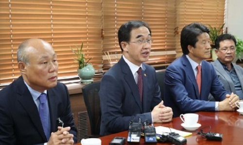This photo taken on July 12, 2017, shows Unification Minister Cho Myoung-gyon (C) speaking at the start of a meeting with officials from local firms that ran factories at the now-shuttered Kaesong Industrial Complex. (Yonhap)