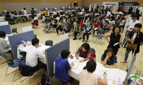 This file photo, taken on July 7, 2017, shows participants having job consultations with officials at a session held by the Eunpyeong District Office in northwestern Seoul. (Yonhap)