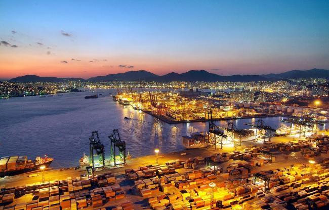 A panoramic view of a Busan port (Herald Business)