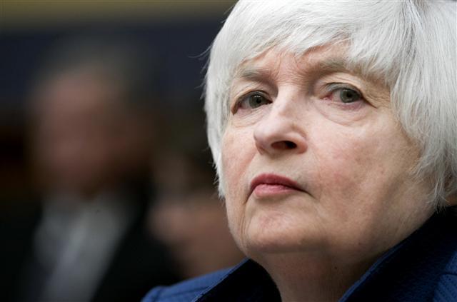 <YONHAP PHOTO-0371> Federal Reserve Chair Janet Yellen listens on Capitol Hill in Washington, Wednesday, July 12, 2017, while testifying before the House Financial Services Committee. (AP Photo/Jacquelyn Martin)/2017-07-13 01:06:12/ <저작권자 ⓒ 1980-2017 ㈜연합뉴스. 무단 전재 재배포 금지.>