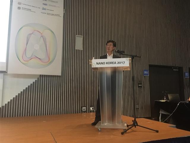 박성욱 SK하이닉스 부회장이 12일 일산 킨텍스에서 열린 ‘나노 코리아 2017’에서 기조강연을 하고 있다.