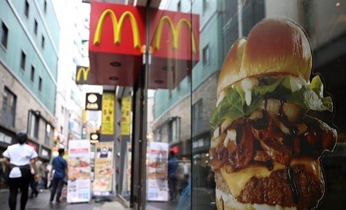 McDonald's store in central Seoul, on July 7, 2017. (Yonhap)