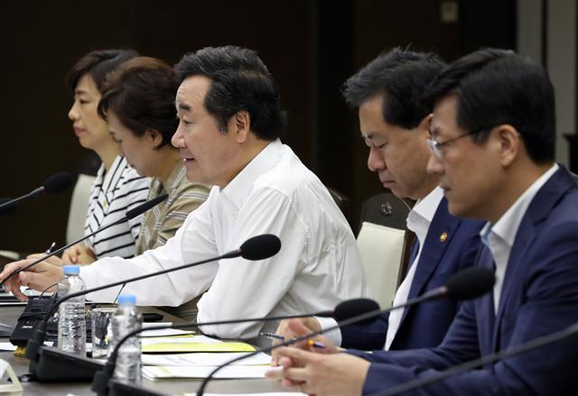 이낙연 국무총리가 13일 오전 정부세종청사에서 제4회 국정현안점검조정회의를 주재하고 있다. 이날 회의에서 정부는 군산조선소 가동 중단 등과 관련한 대책을 논의했다.  [연합뉴스]