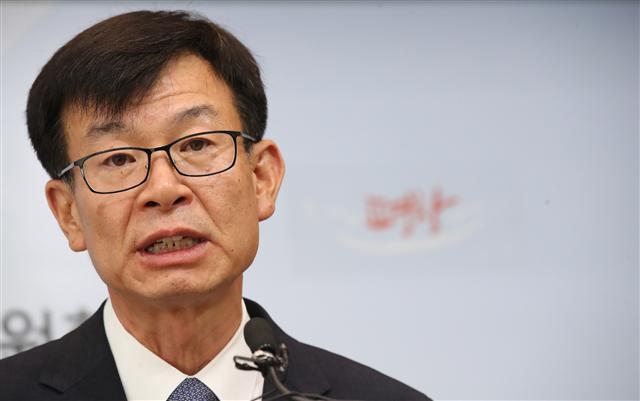 <YONHAP PHOTO-3047> 기자회견하는 공정거래위원장 (세종=연합뉴스) 이진욱 기자 = 김상조 공정거래위원장이 6일 오전 정부세종청사 공정거래위원회에서 공정위 신뢰제고 방안을 발표하고 있다. 2017.7.6 cityboy@yna.co.kr/2017-07-06 13:12:40/ <저작권자 ⓒ 1980-2017 ㈜연합뉴스. 무단 전재 재배포 금지.>