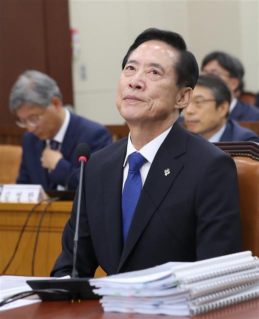 송영무 국방부 장관 후보자가 지난달 28일 오후 국회 국방위원회 인사청문회에서 한 의원의 질문에 위를 쳐다보고 있다.
[연합뉴스]