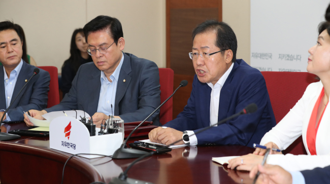 자유한국당 홍준표 대표가 13일 오전 서울 여의도 당사에서 열린 최고위원회의에서 발언하고 있다.[사진제공=연합뉴스]
자유한국당 홍준표 대표가 13일 오전 서울 여의도 당사에서 열린 최고위원회의에서 발언하고 있다.[사진제공=연합뉴스]