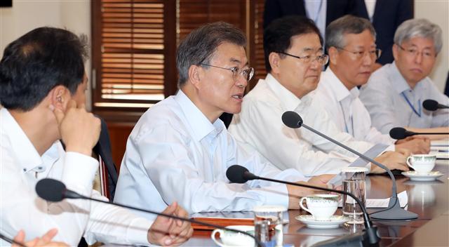 문재인 대통령이 13일 오전 청와대 여민관에서 열린 수석보좌관회의를 주재하고 있다.  [연합뉴스]