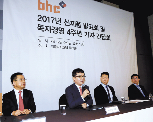 박현종 bhc 회장(왼쪽에서 두번째)이 12일 더플라자호텔 루비홀에서 신제품 발표회 및 독자경영 4주년 기자 간담회를 진행하고 있다.