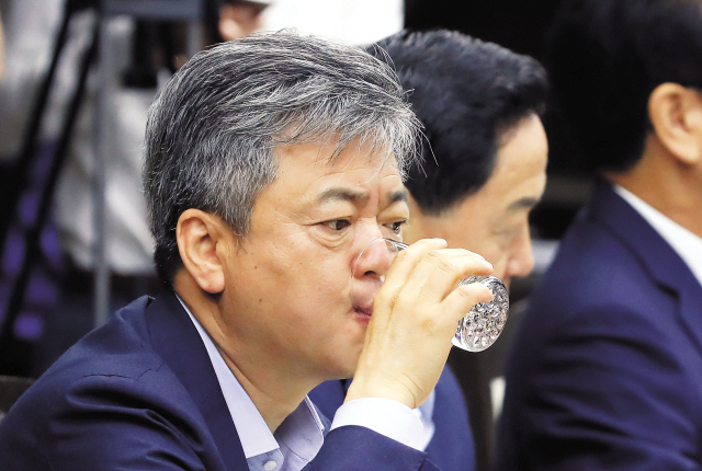 이인호 산업통상자원부 차관이 13일 오전 정부세종청사에서 열린 제4회 국정현안점검조정회의에서 물을 마시고 있다. 앞서 미국무역대표부(USTR)는 한미 자유무역협정(FTA) 개정 협상을 개시할 것을 한국 정부에 공식 요청했다.  [연합뉴스]