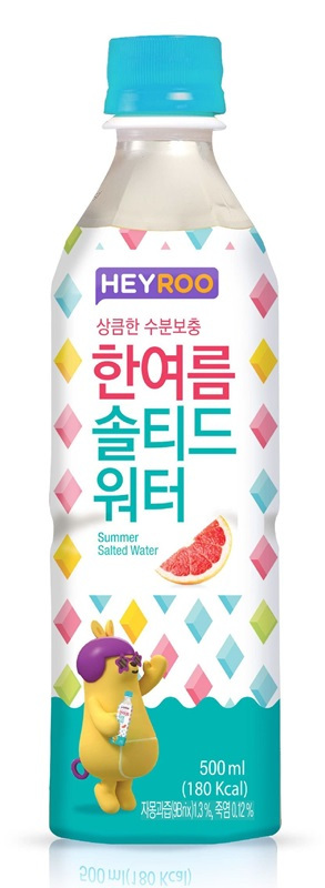 국내에도 솔티드 워터가 출시됐다. CU는 국내 유통업계 최초로 소금을 넣은 이온음료 헤이루 솔티드 워터(사진)를 출시했다.