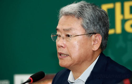 Kim Dong-cheol, the floor leader of the minor opposition People's Party, speaks during a press conference at the National Assembly in Seoul on July 13, 2017. (Yonhap)