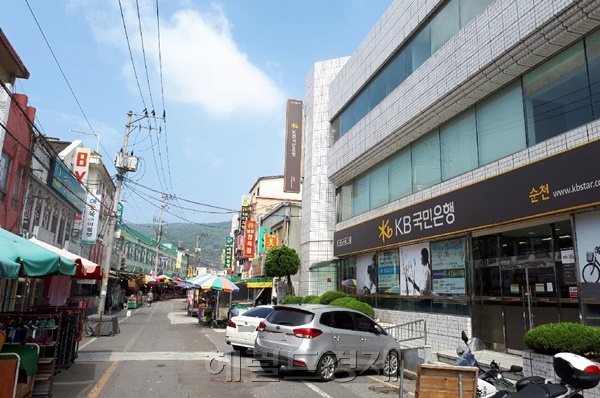 전남 순천상공회의소 새청사가 13일 착공된 가운데 신축청사 1층에는 국민은행 순천지점이 입주될 예정이다. 중앙시장 골목에 자리한 국민은행 순천지점은 그간 고객들이 주차불편을 호소해 왔다. [사진=박대성 기자 / parkds@heraldcorp.com]