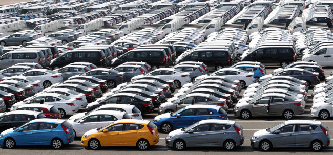 This undated picture shows cars parked at a harbor in South Korea for overseas shipment. (Yonhap)