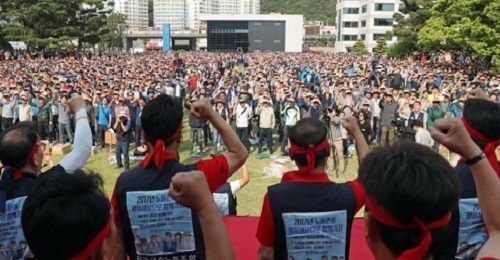 In this photo taken on June 13, 2016, Hyundai workers at the carmaker's Ulsan plant chant a slogan demanding higher wages and bonuses in this year's wage negotiations. (Yonhap)