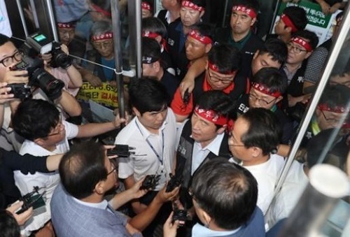 Unionized workers of the Korea Hydro & Nuclear Power Co.. stop board members from entering the headquarters' building on July 13, 2017. (Yonhap)