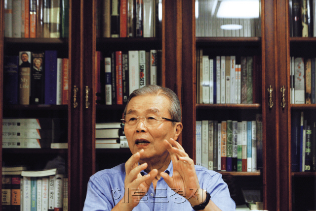 김종인 전 더불어민주당 대표는 가벼운 운동과 함께 광화문 사무실에 출근해서 경제관련 연구를 하는 것이 하루 일과다. 찾아오는 손님들과 세상 이야기를 하는 것도 소소한 즐거움이라는 그는 “정치인을 만나지 않는다”고 고개를 저었다. 박해묵 기자/mook@