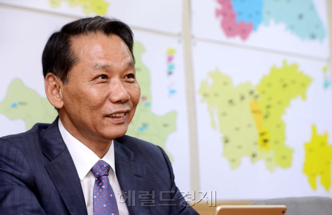 서정민 대표가 지난 14일 서울 성수동 KR모터스 동서울영업소에서 가진 인터뷰에서 “대림 이륜차 사업부문 인수를 계기로 시장 확대에 나서겠다”는 포부를 밝히고 있다. [사진=박해묵 기자/mook@heraldcorp.com]