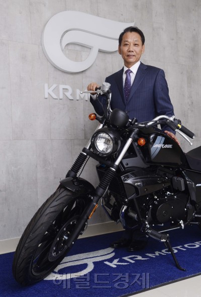 서정민 대표가 지난 14일 서울 성수동 KR모터스 동서울영업소에서 가진 인터뷰에서 “대림 이륜차 사업부문 인수를 계기로 시장 확대에 나서겠다”는 포부를 밝히고 있다. [사진=박해묵 기자/mook@heraldcorp.com]