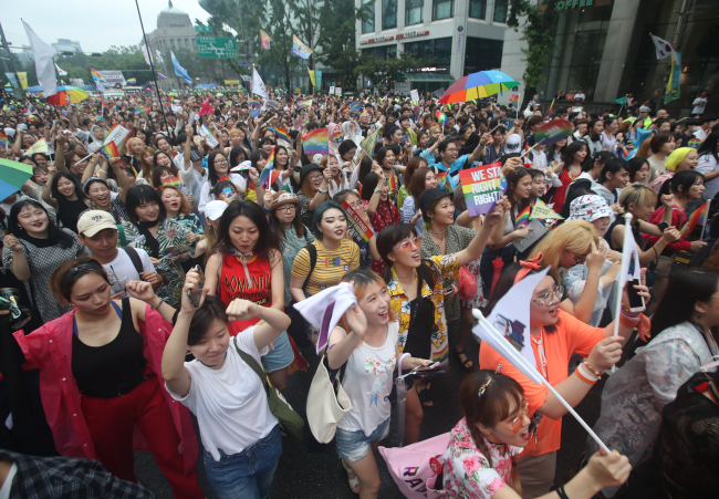 Sexual minorities and their advocates march through central Seoul in the pride parade Saturday. (Yonhap)