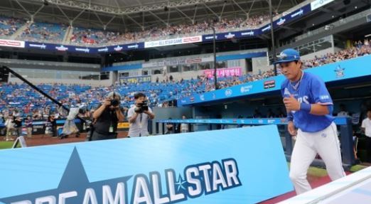 Lee Seung-yuop of the Samsung Lions takes the field before the start of the annual Korea Baseball Organization All-Star Game at Daegu Samsung Lions Park in Daegu on July 15, 2017. (Yonhap)