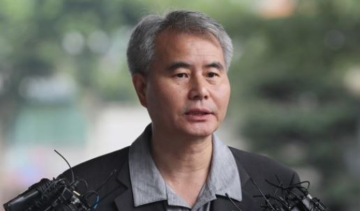 Kim In-won, a former election campaigner of the minor opposition People's Party, speaks to the press as he appears at the Seoul Southern District Prosecutors' Office in Seoul on July 15, 2017. (Yonhap)