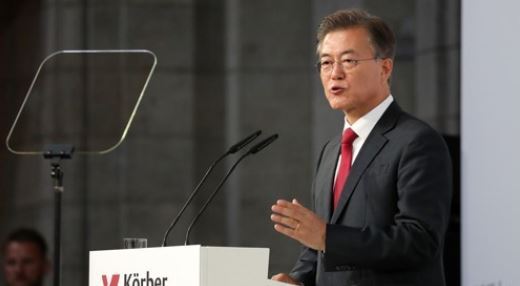 This photo, taken on July 6, 2017, shows South Korean President Moon Jae-in delivering a speech in Berlin over his vision for bringing peace to the Korean Peninsula. (Yonhap)