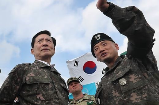 New Defense Minister Song Young-moo (L) visits the Demilitarized Zone on July 15, 2017. (Yonhap)