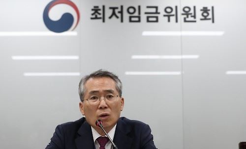 Park Joon-sung, the chairman of the minimum wage council, announces the country's minimum wage for next year at the government complex in Sejong on July 16, 2016. The new minimum wage will be raised by 7.3 percent to 6,470 won ($5.70) per hour in 2017. The trilateral council is represented by labor, management and the general public. (Yonhap)