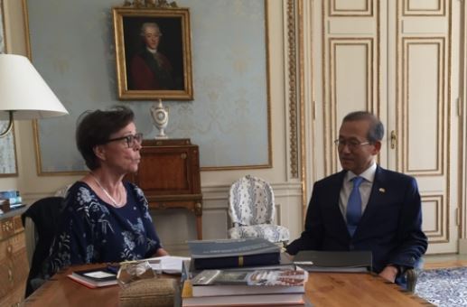 South Korea's Vice Foreign Minister Lim Sung-nam (R) speaks with his Swedish counterpart Annika Soder during a policy consultation meeting in Stockholm Friday (Sweden time), in this photo released by the Ministry of Foreign Affairs. (Yonhap)