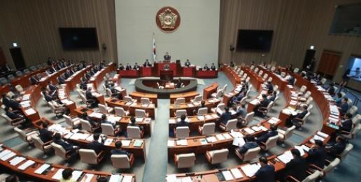 This photo, taken on July 14, 2017, shows the parliament's budget committee holding a plenary session on an extra budget at the National Assembly in Seoul. (Yonhap)