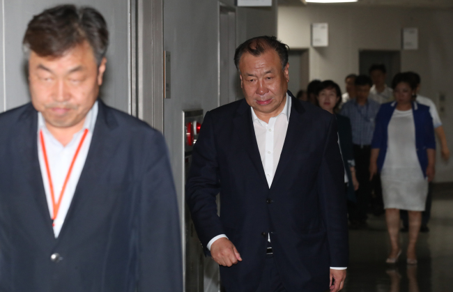 15일 오후 정부세종청사 고용노동부에서 열린 최저임금위원회 전원회의에서 어수봉 위원장(왼쪽에서 두번째)과 공익위원들이 표결을 위해 회의장에 들어서고 있다.[사진제공=연합뉴스]
15일 오후 정부세종청사 고용노동부에서 열린 최저임금위원회 전원회의에서 어수봉 위원장(왼쪽에서 두번째)과 공익위원들이 표결을 위해 회의장에 들어서고 있다.[사진제공=연합뉴스]