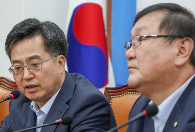 16일 오전 국회 더불어민주당 당대표회의실에서 열린 최저임금 대책관련 긴급 당정협의에서 김동연 경제부총리 겸 기획재정부 장관이 발언하고 있다. 오른쪽은 김태년 정책위의장.[사진제공=연합뉴스]
16일 오전 국회 더불어민주당 당대표회의실에서 열린 최저임금 대책관련 긴급 당정협의에서 김동연 경제부총리 겸 기획재정부 장관이 발언하고 있다. 오른쪽은 김태년 정책위의장.[사진제공=연합뉴스]