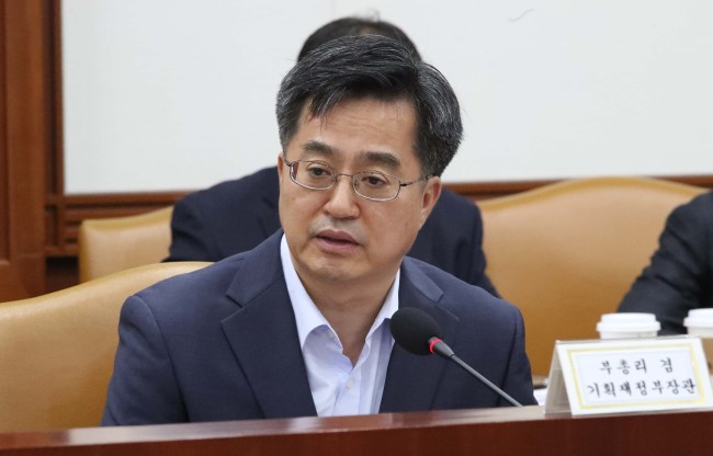 Finance Minister Kim Dong-yeon (second from left) speaks during a meeting of senior government and ruling-party policymakers at the National Assembly building in Seoul on Sunday. (Yonhap)