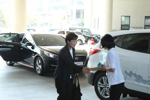 김현미 국토교통부 장관이 지난 13일 천안 도시재생 사업지를 둘러보기 위해 수소차인 투산ix에서 내려 웃으며 인사하고 있다.  [연합뉴스]