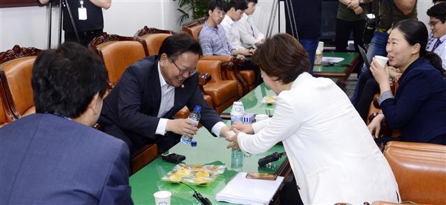 김부겸 행정자치부 장관이 17일 국회를 방문, 추경안의 원안 처리를 여야 의원들에게 부탁하며 환담을 나눴다.
박해묵 기자/mook@