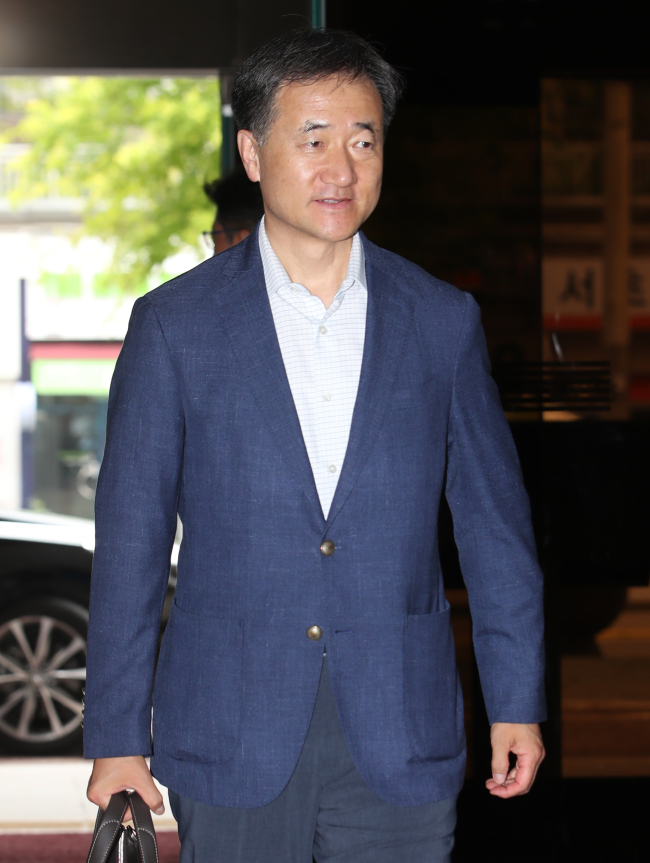 <YONHAP PHOTO-2120> 청문회 준비사무실 들어서는 박능후 후보자 (서울=연합뉴스) 임헌정 기자 = 박능후 보건복지부 장관 후보자가 4일 청문회 준비 사무실이 마련된 서울 서초구 건강보험심사평가원 서울사무소로 출근하고 있다. 2017.7.4 kane@yna.co.kr/2017-07-04 14:23:44/ <저작권자 ⓒ 1980-2017 ㈜연합뉴스. 무단 전재 재배포 금지.>
<YONHAP PHOTO-2120> 청문회 준비사무실 들어서는 박능후 후보자 (서울=연합뉴스) 임헌정 기자 = 박능후 보건복지부 장관 후보자가 4일 청문회 준비 사무실이 마련된 서울 서초구 건강보험심사평가원 서울사무소로 출근하고 있다. 2017.7.4 kane@yna.co.kr/2017-07-04 14:23:44/ <저작권자 ⓒ 1980-2017 ㈜연합뉴스. 무단 전재 재배포 금지.>