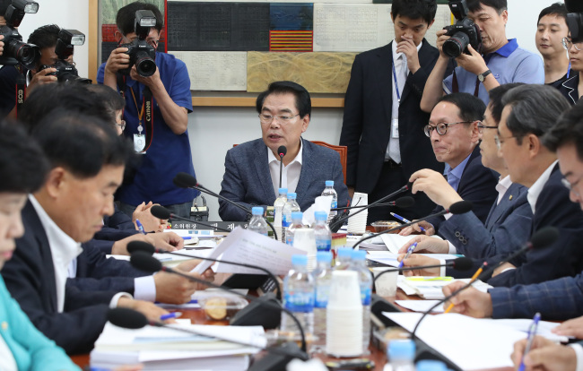 백재현 국회 예산결산특별위원회 위원장이 추경예산안등조정소위원회에서 발언하고 있다. [사진제공=연합뉴스]
백재현 국회 예산결산특별위원회 위원장이 추경예산안등조정소위원회에서 발언하고 있다. [사진제공=연합뉴스]