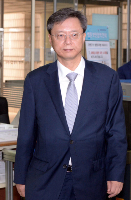 우병우 전 청와대 민정수석이 박근혜 정부에서 작성한 것으로 추정되는 이른바 ‘캐비닛 문건’에 대해 “무슨 상황인지 무슨 내용인지 알 수가 없다”고 말했다. 사진은 직권남용 등 혐의로 불구속 기소 된 우 전 수석이 17일 서울 서초구 중앙지법 청사에서 열린 자신의 재판에 출석하고 있는 모습.  정희조 기자/checho@heraldcorp.com