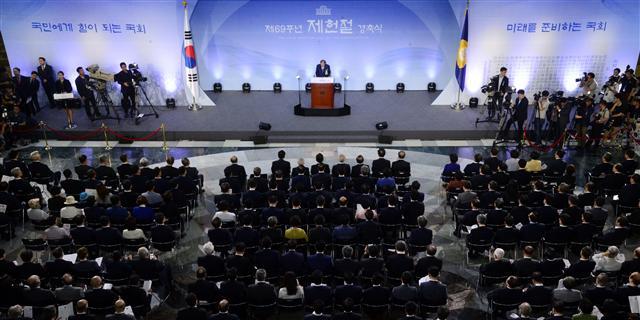 17일 제69주년 제헌절을 맞아 정세균 국회의장과 추미애 더불어민주당 대표·우원식 원내대표, 홍준표 자유한국당 대표·정우택 원내대표, 박주선 국민의당 비상대책위원장·김동철 원내대표, 이혜훈 바른정당 대표·주호영 원내대표, 이정미 정의당 대표·노회찬 원내대표 등이 제헌절 경축식에 참석했다. 박해묵 기자/mook@