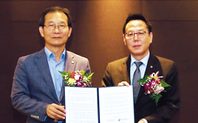 황규연 산업단지공단 이사장(왼쪽)과 한양대 이승철 부총장이 지난 14일 G밸리에서 ‘기업성장교육추진단’ 운영을 위한 협약을 맺고 있다.