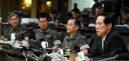 Defense Minister Song Young-moo visits the headquarters of the Joint Chiefs of Staff in Seoul on July 17, 2017, in this photo provided by his ministry. (Yonhap)