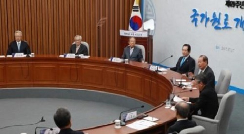 Former statesmen, along with National Assembly Speaker Chung Sye-kyun (4th from L), engage in a debate on constitutional revision at the parliament in Seoul on July 17, 2017. (Yonhap)