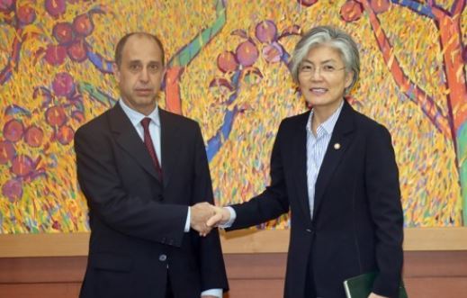 Foreign Minister Kang Kung-wha (R) shakes hands with the United Nations' Special Rapporteur on human rights in North Korea Tomas Ojea Quintana before holding a meeting in Seoul on July 17, 2017. (Yonhap)