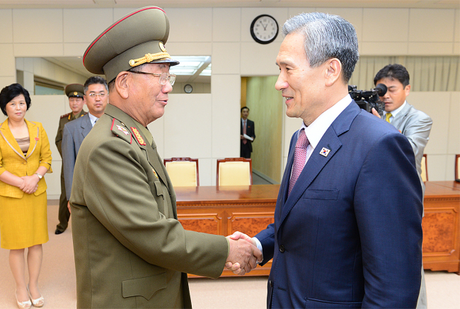South Korea's former security chief Kim Kwan-jin(right) and his North Korean counterpart Hwang Pyong-so. Yonhap
