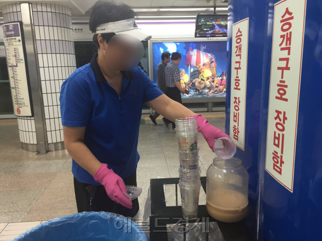 찜통더위 속에 테이크아웃 음료를 찾는 시민들이 많아지면서 여기저기서 일회용컵 쓰레기로 몸살을 앓고 있다. 지난 17일 지하철 청소원 현모(57) 씨가 일회용컵 쓰레기를 일일히 분리하는 모습. [사진=이현정 기자/rene@heraldcorp.com]